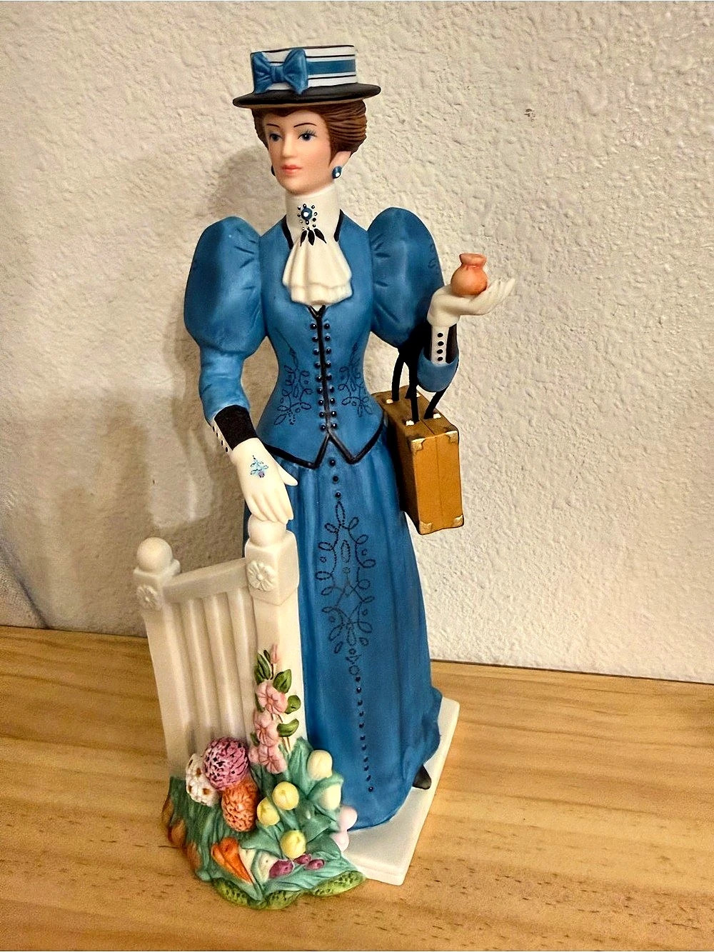 Avon 2009 Mrs Albee Collectible Figurine Blue & White excellent condition